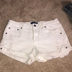 White cut off shorts🤍